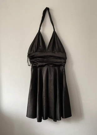 Vestido corto negro satinado con escote
halter y lazada - Talla S, marca: Local, estado: Muy bueno, tamaño: S / 36 / 8, 8,50 €, 9,63 € Protección al comprador incluida