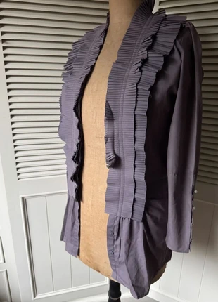 Blouse/veston Mais Il Est Ou Le Soleil - Taille 36 – Volants plissés, boutons perles, gris violine, marque: Mais il est où le soleil ?, état: Très bon état, taille: S / 36 / 8, 28,00 €, 30,10 € Protection acheteurs incluse