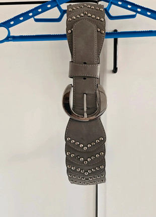 Cinturón gris marrón con tachuelas, marque: Local, état: Bon état, taille: 100 cm, 3,00 €, 3,85 € Protection acheteurs incluse
