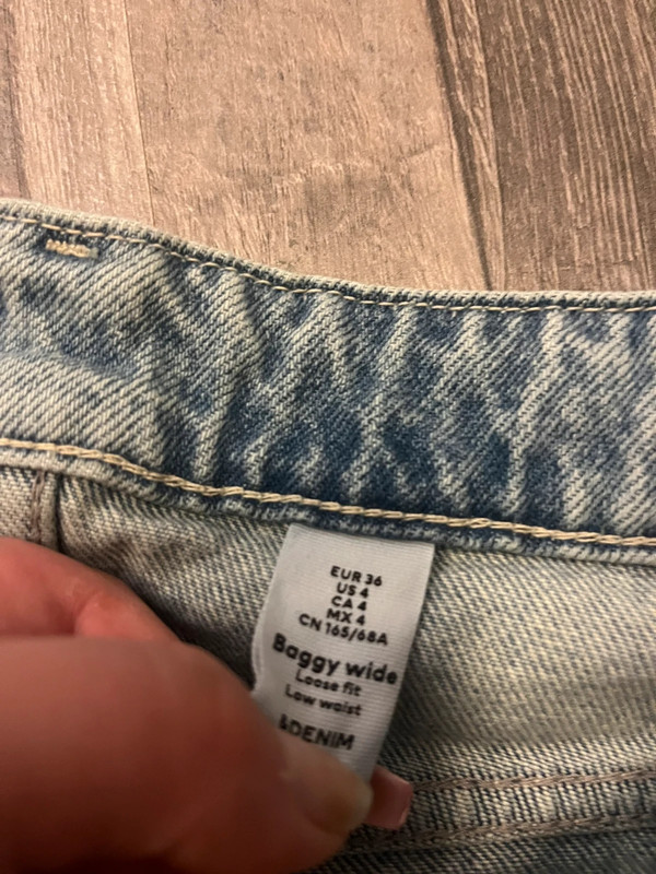 Baggy, wide Jeans. Mit Löchern 2