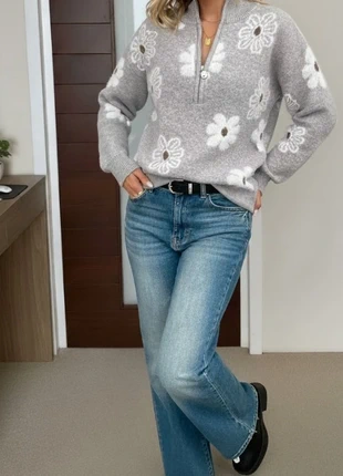 Pull gris à fleurs blanches – col zippé montant – style doux et cocooning – taille S, merk: LUNE BLOOM, staat: Heel goed, maat: S / 36 / 8, € 47,90, € 51,00 inclusief Kopersbescherming Pro