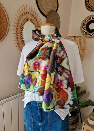 Superbe foulard carré satin multicolore a motifs fleurs orchidées, merk: H&M, staat: Heel goed, € 5,00, € 5,95 inclusief Kopersbescherming Pro