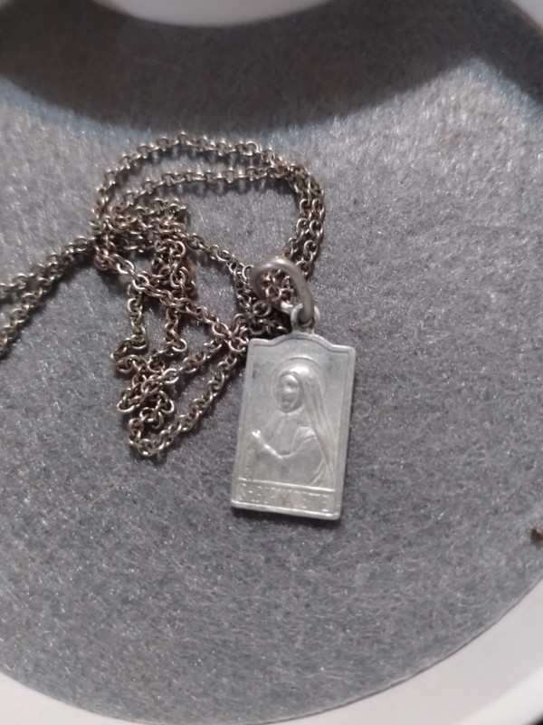 Very beautiful St Bernadette at Lourdes very old vintage necklace. 2