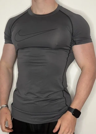 T-shirt de compression Nike Pro gris - Taille L, marke: Nike, zustand: Neu, größe: L, 28,00 €, 30,10 € beinhaltet Vinted-Käuferschutz Pro
