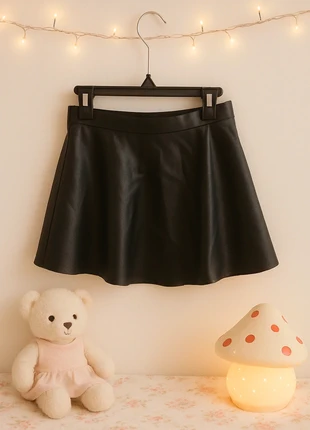 Jupe simili cuir noir 6-7 ans h&m, marque: H&M, état: Très bon état, taille: 6 ans / 116 cm, 12,00 €, 13,30 € Protection acheteurs incluse