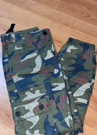 Cargo militaire , marque: Bershka, état: Bon état, taille: XS / 34 / 6, 2,00 €, 2,80 € Protection acheteurs incluse