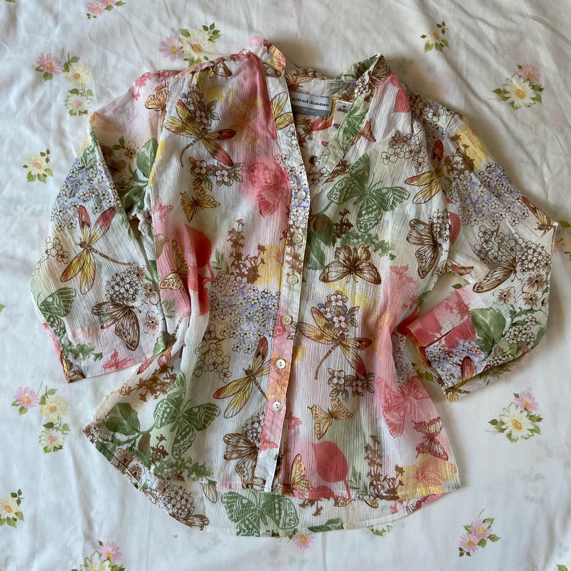 Adorable vintage button up blouse 2