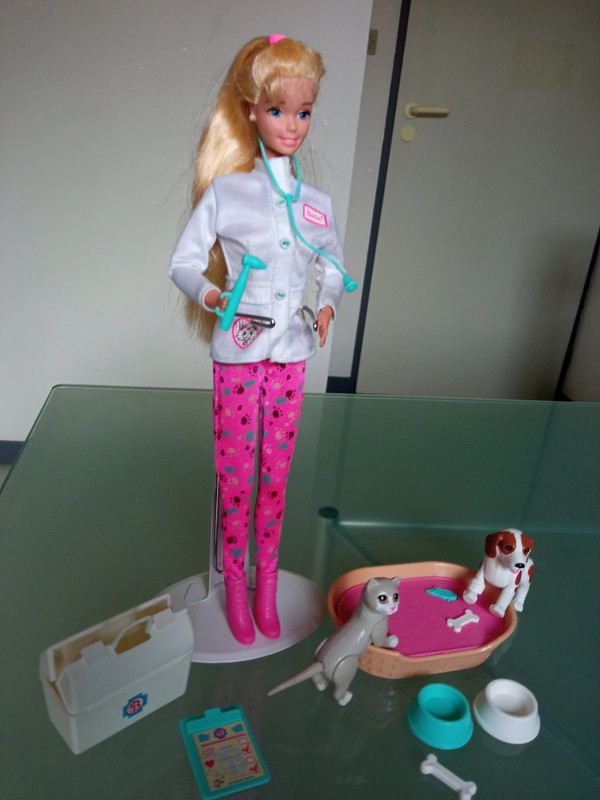 Barbie Vétérinaire avec Panier interactif Sonore, Chien, Chat articulés et  Accessoires