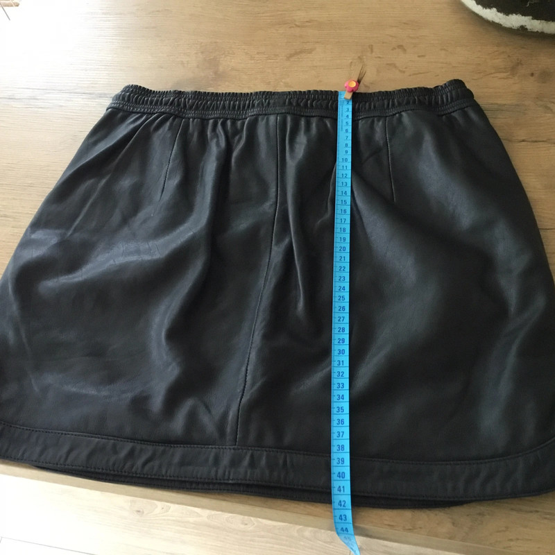 Minijupe en cuir noir  IKKS taille 40 sans aucune rayure sur le cuir 2