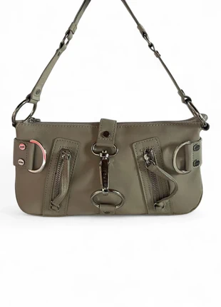 Borsa originale Guess beige a spalla – stile Y2K con dettagli metallici, brand: GUESS, condizioni: Ottime, €55.00, €58.45 include la Protezione acquisti