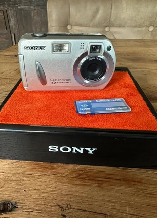 Sony DSC-P32 digitale camera - met memorystick - werkt op gewone alkaline aa batterijen, marque: Sony, état: Très bon état, 50,00 €, 53,20 € Protection acheteurs (Pro) incluse