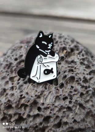Pin's Chat Noir avec sac à poisson, marque: Noir, état: Très bon état, 3,50 €, 4,38 € Protection acheteurs incluse