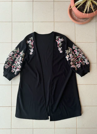 Kimono Vintage Boho Chic Nero con Ricami Floreali – Eleganza Retró, marque: Vintage Dressing, état: Très bon état, taille: M / 38 / 10, 18,00 €, 19,60 € Protection acheteurs incluse