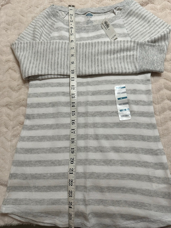 NWT: Old Navy Thermal in M 4