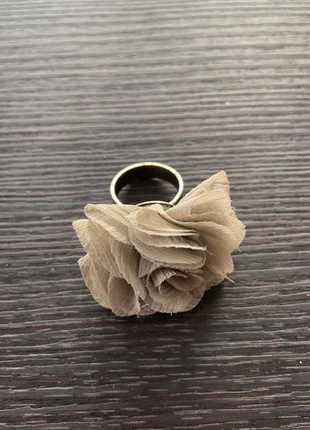 Grijze bloemenring , staat: Goed, maat: 56.9 mm / 18.1 mm Ø, € 1,00, € 1,75 inclusief Kopersbescherming