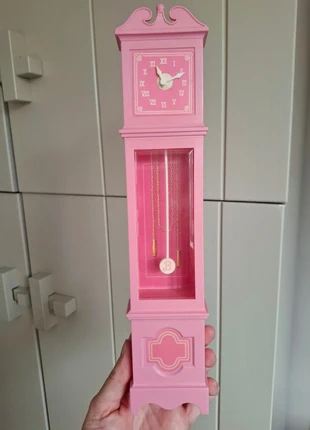 Barbie Dreamhouse: Staande Klok 1980s, merk: Barbie, staat: Heel goed, maat: Universeel, € 15,00, € 16,45 inclusief Kopersbescherming