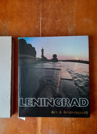 Libro in lingua inglese Leningrad Art & Architecture, état: Très bon état, 10,00 €, 11,20 € Protection acheteurs incluse
