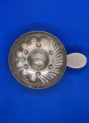 Cendrier en forme de tastevin en métal argenté pour la marque de whisky écossais William, marque: Vintage Dressing, état: Très bon état, 9,00 €, 10,15 € Protection acheteurs incluse