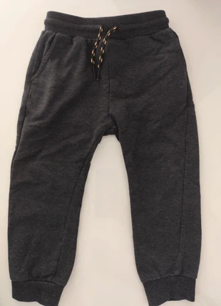 Calças fato treino cinzento escuro tamanho 24 meses da Mayoral, marque: Mayoral, état: Très bon état, taille: 24-36 mois / 92 cm, 5,75 €, 6,74 € Protection acheteurs incluse