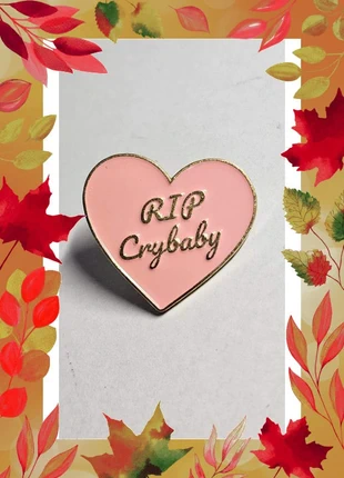 Pin's, métal émaillé, coeur rose "RIP Crybaby" en hommage a Mélanie Martinez, marque: Pins and Needles, état: Très bon état, 1,80 €, 2,59 € Protection acheteurs incluse