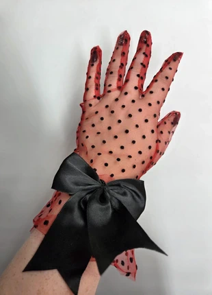 Rode handschoenen zwarte strik, merk: Lolita, staat: Nieuw zonder prijskaartje, maat: Universele maat, € 1,50, € 2,28 inclusief Kopersbescherming Pro