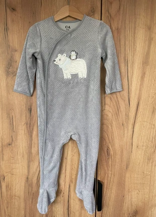 Grijze C&A baby onesie 92 cm met beer & pinguïn, warm, zacht, winter & kerst 🎄, merk: C&A, staat: Heel goed, maat: 24-36 maanden / 92 cm, € 3,00, € 3,85 inclusief Kopersbescherming