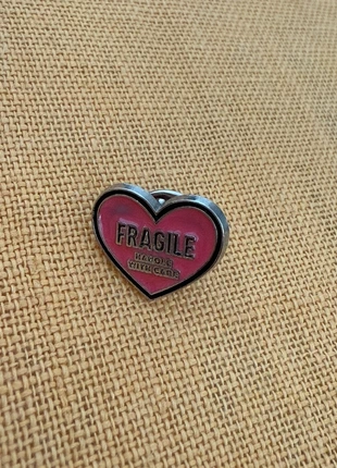 Pin’s fragile, marke: Fragile, zustand: Neu, 3,00 €, 3,85 € inklusive Vinted-Käuferschutz