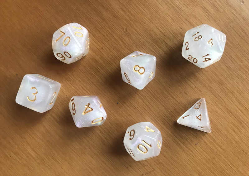 Set di 7 Dadi Bianco opalescenti + sacchetto gratis / 7 Dice Set Opalescent White + free bag 2