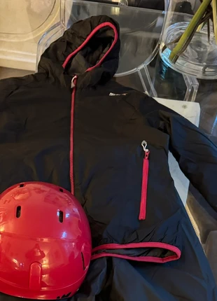 Veste de ski avec casque de ski, marca: Queshua, estado: Muito bom, tamanho: 14 anos / 164 cm, €22.00, €23.80 inclui Proteção do Comprador