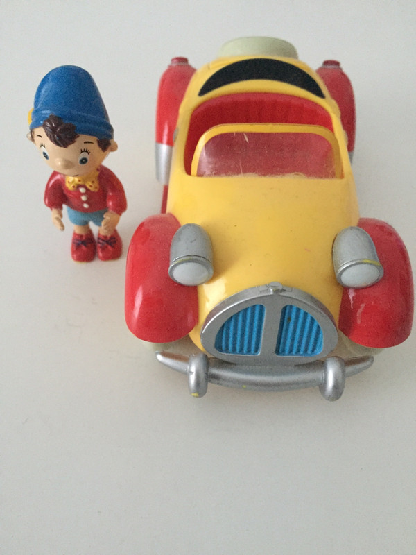 Figurine Oui Oui et sa voiture