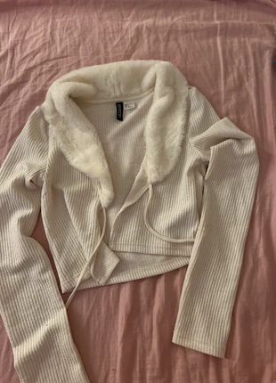 Y2K Beige Cardigan with Collar – A Total Style Upgrade!, brand: H&M, condition: New without tags, size: S / 8, £7.00, £8.05 includes Buyer Protection