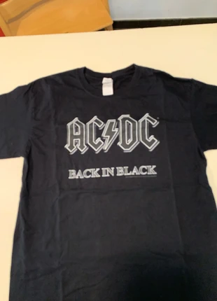 T-shirt ac/dc Back in Black, marke: Gildan, zustand: Sehr gut, größe: L, 5,00 €, 5,95 € inklusive Vinted-Käuferschutz