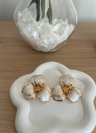 Boucles d'oreilles dorées avec fleur couleur crème, marke: Boutique Parisienne, zustand: Neu, 7,90 €, 9,00 € beinhaltet Vinted-Käuferschutz Pro