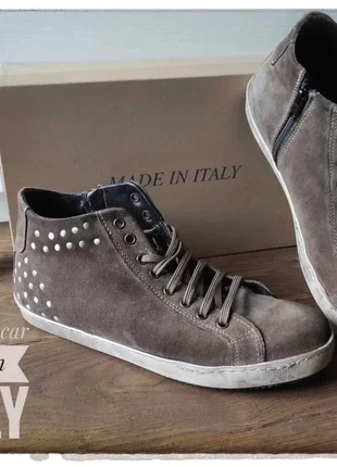 Sneakers alte scamosciate in pelle con borchie Made in Italy N.40, marque: Vera Pelle, état: Très bon état, taille: 40, 35,00 €, 37,45 € Protection acheteurs incluse