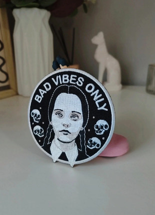 Parche textil bordado Wednesday / Miércoles Addams, marque: Wednesday, état: Très bon état, 4,90 €, 5,85 € Protection acheteurs incluse