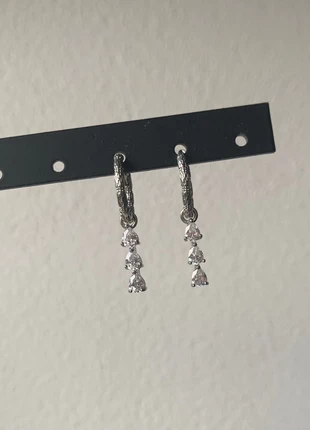 Oorbellen diamonds in a row, merk: Yehwang, staat: Heel goed, € 6,00, € 7,00 inclusief Kopersbescherming