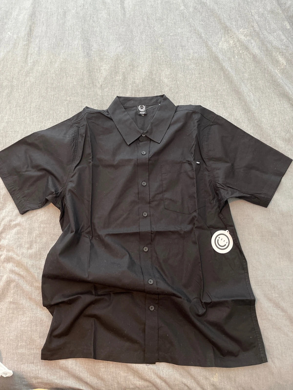 Camisa Negra marca NEFF 1