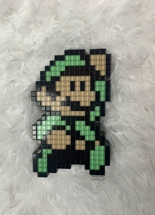 Figurine Pixel Art luigi  Mario – Personnage rétro lumineux, marke: Nintendo, zustand: Sehr gut, größe: Frühchen, bis 44, 13,00 €, 14,35 € inklusive Vinted-Käuferschutz