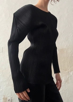 Pleats Please Issey Miyake black top, merk: Pleats Please Issey Miyake, staat: Heel goed, maat: Universele maat, € 220,00, € 231,70 inclusief Kopersbescherming