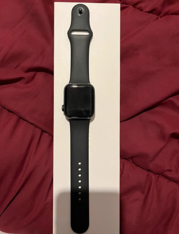 Apple Watch noir avec chargeur 4