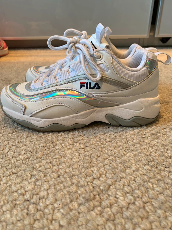 White fila deals trainers kids