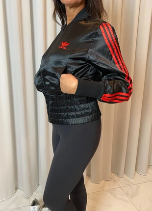 Giacca bomber Adidas lucida nera con zip | Taglia M (veste anche S), stile corto sportiva rosso moda, marque: adidas, état: Neuf sans étiquette, taille: M / 38 / 10, 36,90 €, 39,45 € Protection acheteurs incluse