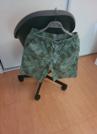 Short kaki Kiabi avec imprimés feuilles de palmiers. Taille 12 ans garçon., marque: Kiabi, état: Très bon état, taille: 12 ans / 152 cm, 3,00 €, 3,85 € Protection acheteurs incluse