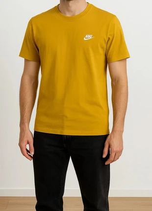 T-shirt Nike Homme, Jaune avec Swoosh brodé, Taille S – Excellent état, brand: Nike, condizioni: Ottime, taglia: S, €12.00, €13.30 include la Protezione acquisti