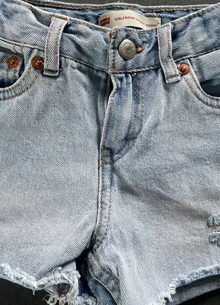 Short Levi’s, merk: Levi's, staat: Heel goed, maat: 5 jaar / 110 cm, € 5,00, € 5,95 inclusief Kopersbescherming