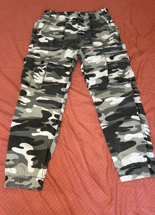 Pantalon cargo camouflage S, brand: Bershka, condizioni: Ottime, taglia: S / IT 40 / EU 36, €5.00, €5.95 include la Protezione acquisti