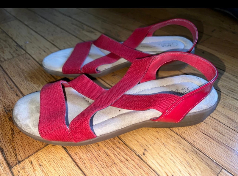 Mia Amore red memory foam scrappy sandals size 9 5