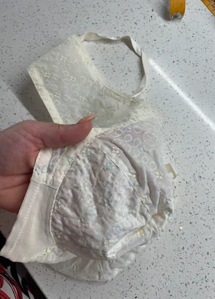 Reggiseno con fiori in rilievo vintage 1990’s, merk: Top Vintage, staat: Heel goed, maat: 80B, € 8,00, € 9,10 inclusief Kopersbescherming