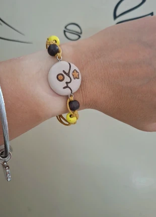 Particolare bracciale con perline in legno e ciondolo stilizzato luna stella, marca: Vintage Dressing, estado: Muito bom, €7.49, €8.56 inclui Proteção do Comprador