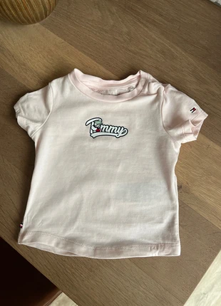 Tshirtje, brand: Tommy Hilfiger, condizioni: Ottime, taglia: 6-9 mesi / 68 cm, €7.00, €8.05 include la Protezione acquisti